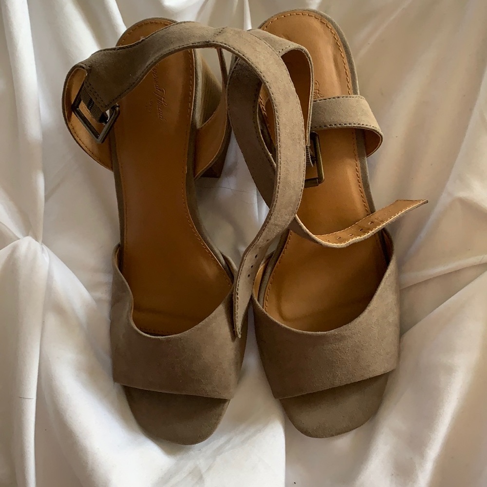 Universal Thread block heel sandal